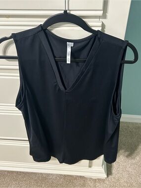 Lulu-B Black V-Neck Sleeveless Tank Top